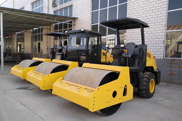 <a href='http://www.jlzcfx.cn' target='_blank'>壓路機(jī)</a>廠家 <a href='http://www.jlzcfx.cn' target='_blank'>壓路機(jī)</a>廠家
