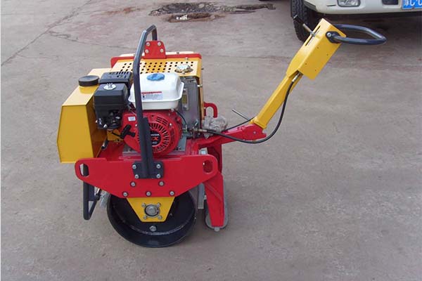 小型<a href='http://www.jlzcfx.cn' target='_blank'>壓路機(jī)</a> 小型<a href='http://www.jlzcfx.cn' target='_blank'>壓路機(jī)</a>