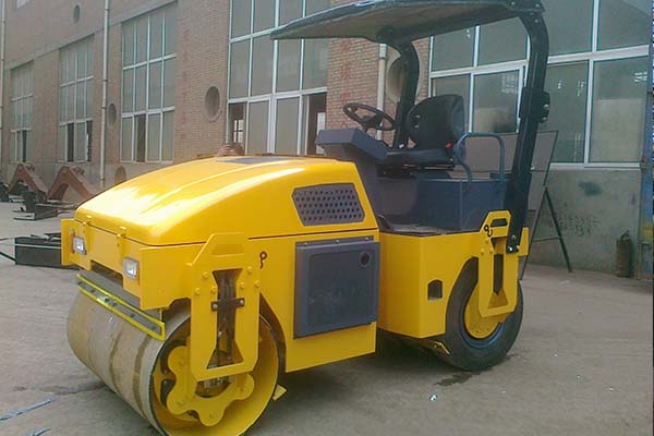 <a href='http://www.jlzcfx.cn' target='_blank'>壓路機(jī)</a>