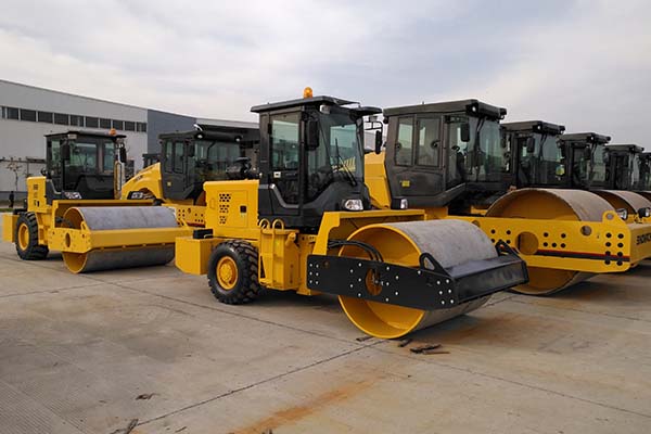<a href='http://www.jlzcfx.cn/product/77.html' target='_blank'>振動壓路機(jī)</a>